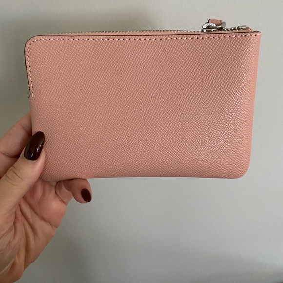 💖Brand New Coach Pink Petal Zip Wristlet 💖 - Picture 3 of 6